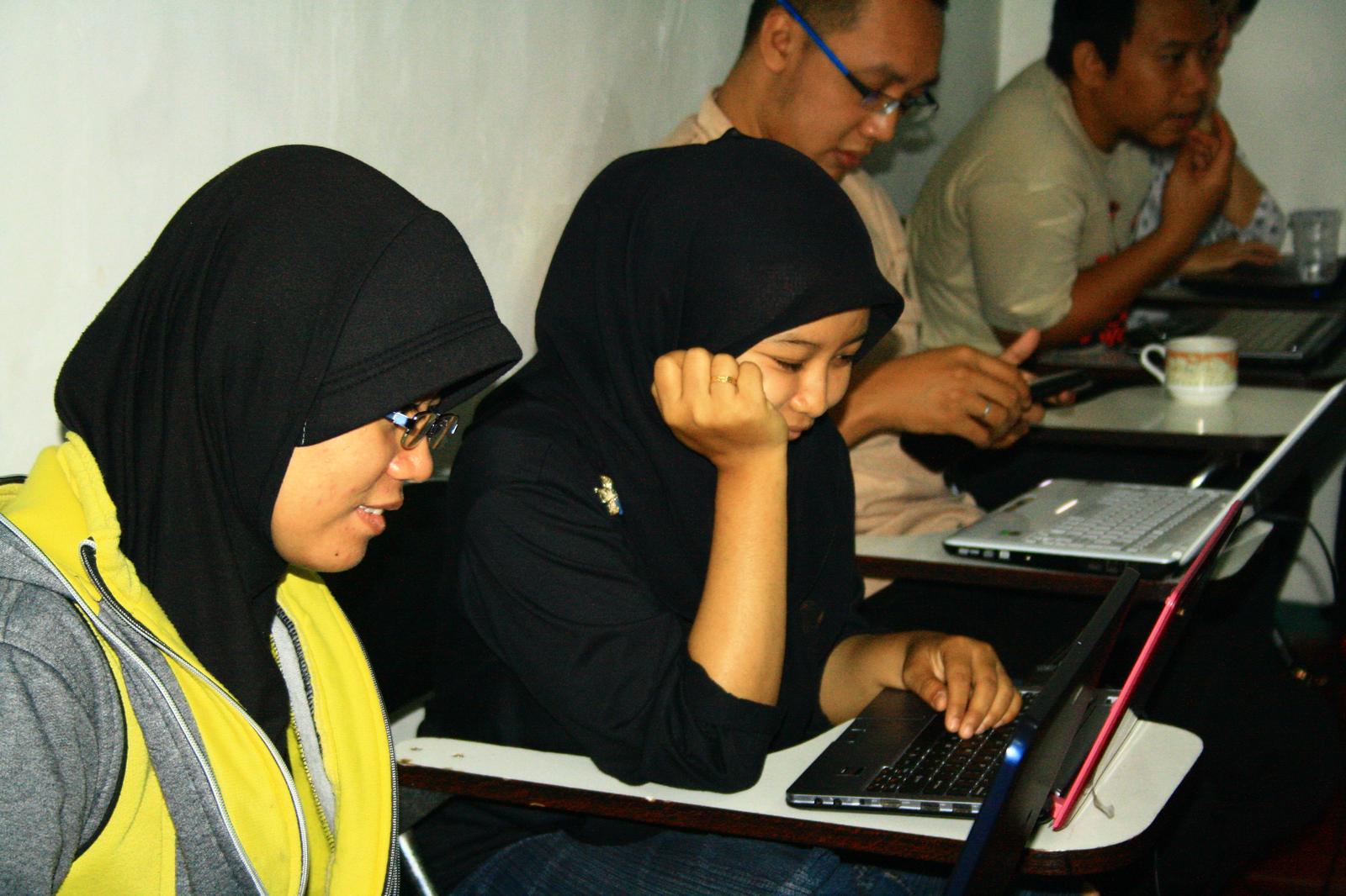 Sadar Hati team group laptop training