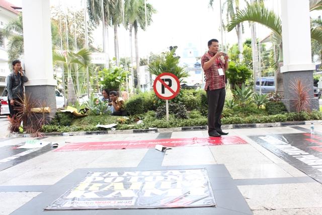 Women Won't Wait banner installation Pernas Jogja